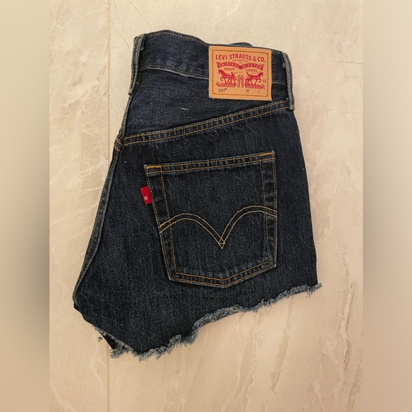 Levi's 501 Button Fly Cutoff Raw Hem Jean - Picture 2 of 6